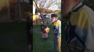 Бабушка с флагом! Найдена бабушка с красным флагом! Особое внимание!С субтитрами.