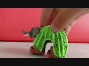 Леплю мем тун тун тун сахур и показываю фигурки