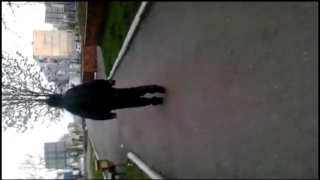 Бедолога нажрался и идет домой ! под интересную музыку смотреть онлайн