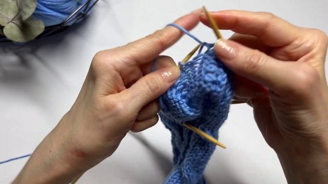 Красивые гольфы с косами спицами Очень легко #_pautinka_knit #носкиспицами #гольфыспицами смотреть онлайн