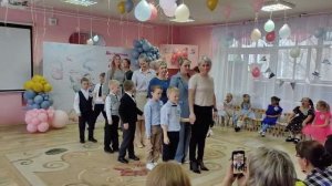 Танец с педагогами на выпускном празднике в детском саду