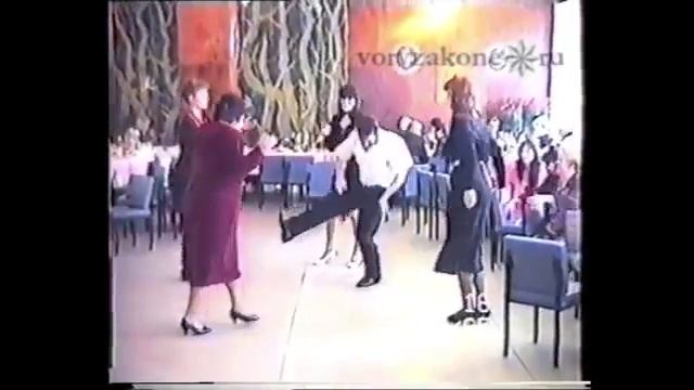 Волчок скачет на одной ноге. Цицка в шоке