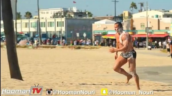 Пранк с шампунем на пляже .