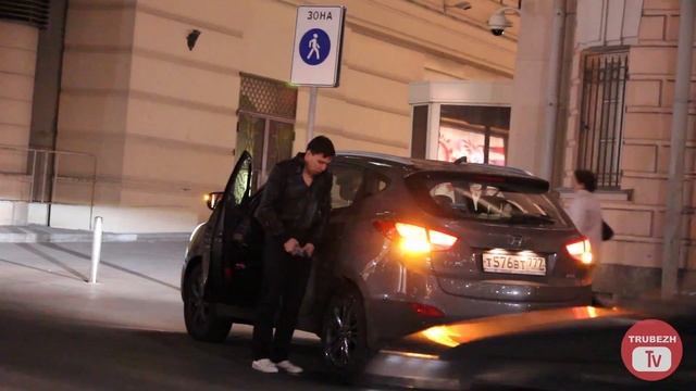 Писаем на машины с нарушениями парковки (жесткий розыгрыш, прикол) // Pee PRANK on cars смотреть онлайн