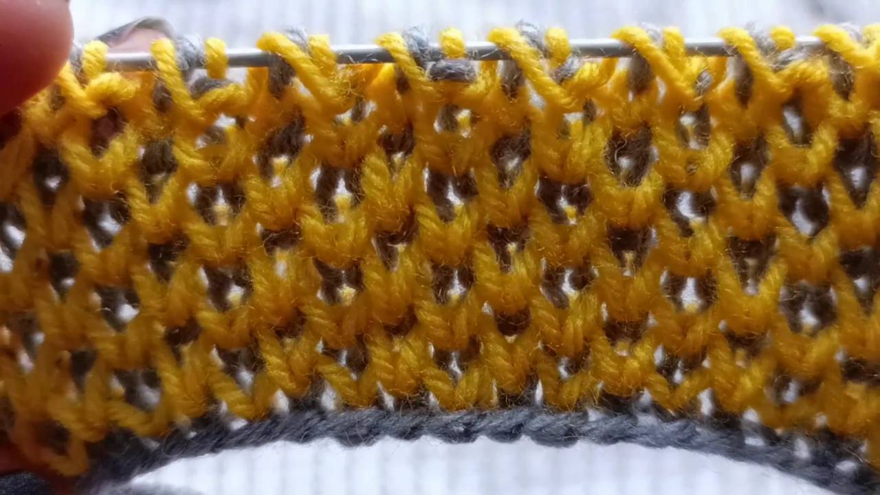 Узор спицами двухцветные соты, вяжем вмести каждый ряд, видео для начинающих, пошагово смотреть онлайн