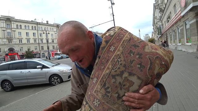 НАКАЗАЛИ Неадекватного БАРЫГУ с КОВРОМ/ Пранк / ТРЕШ на ВОКЗАЛЕ смотреть онлайн