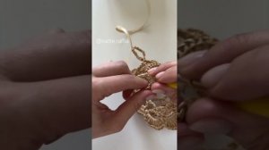 Вязание аксессуара Розы из пряжи рафии