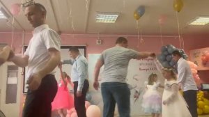 Танец пап с дочками на выпускном вечере в детском саду  «Пригласи меня папа на вальс»