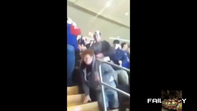 болельщика выбросили из требуны, жесткий прикол