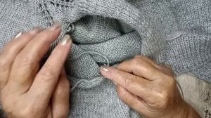 Обвязка проймы жилета резинкой 1×1. Ритм набора петель из кромочных.