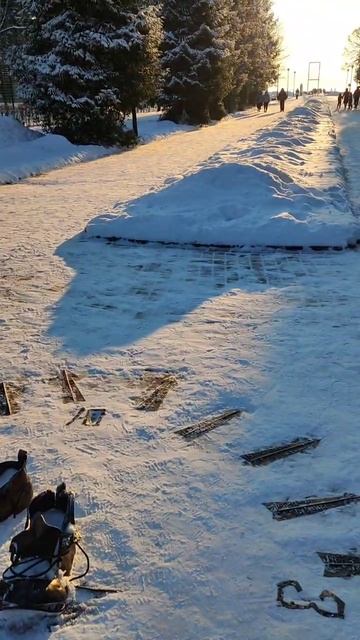 Памятник «Ботинки безымянного дачника» в Зеленогорске смотреть онлайн