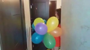 Girl pop Balloons brought her boyfriend. Я лопнула много воздушных шариков )