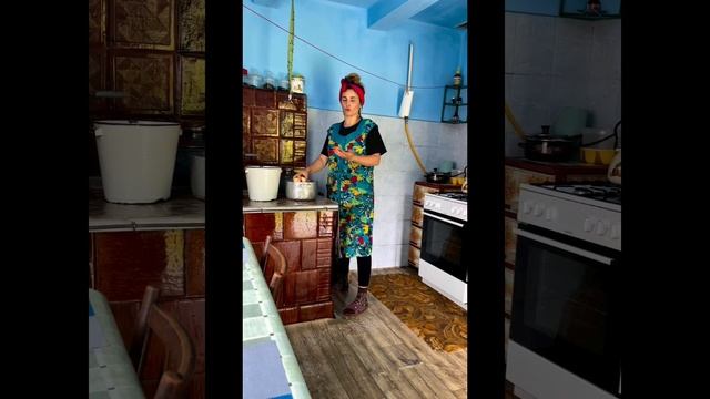 Всі люди в неділю відпочивають, а ми жінки, як не варимо їсти, то печемо шось смотреть онлайн