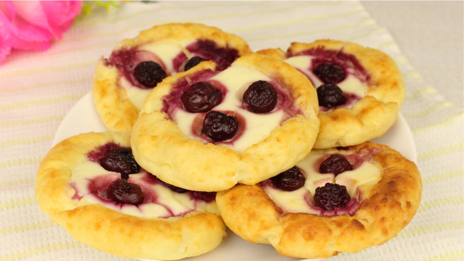 Творожные ватрушки с вишней. Рецепт ватрушек на бездрожжевом тесте. смотреть онлайн