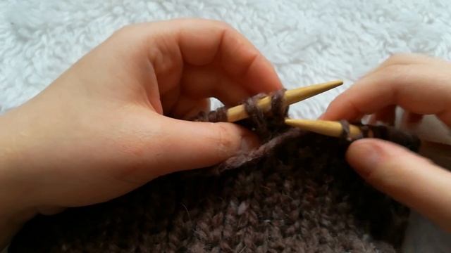 Вяжем шапку с интересной макушкой смотреть онлайн