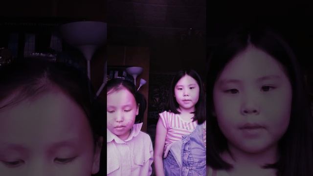 Это поёт Мария ОМГ и Diana Distoris😊