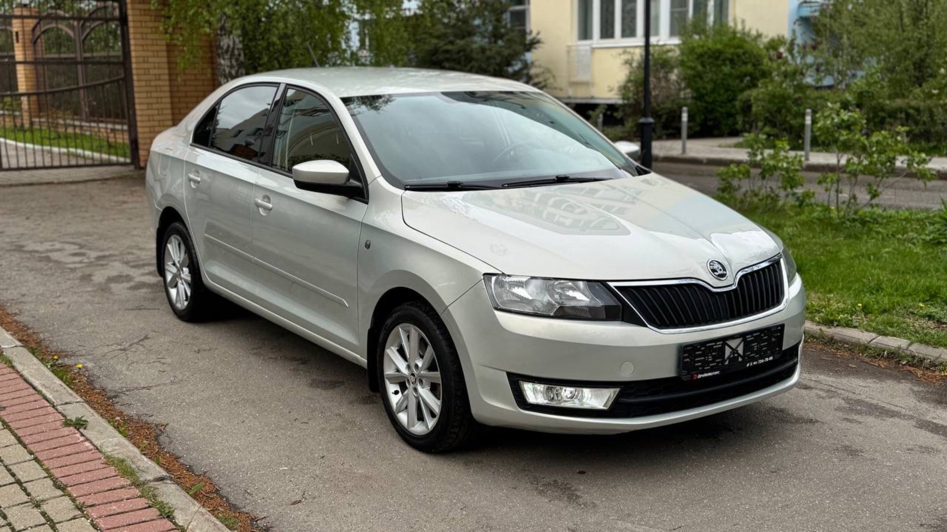 Skoda Rapid 2016, 1.6 AT, в комплектации Hockey edition, 85 000км смотреть онлайн