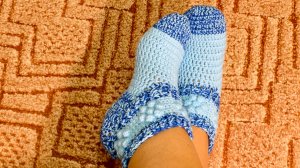 Теплые носочки, тапочки с цветочками крючком