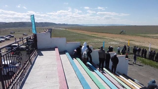 Молодые джигиты скачут без седла.