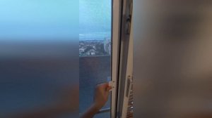 Распашная москитная дверь на петлях