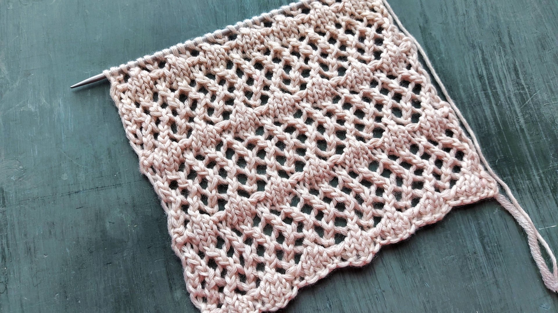 Узор в виде сетки с горизонтальными линиями для вязания джемпера, топа смотреть онлайн