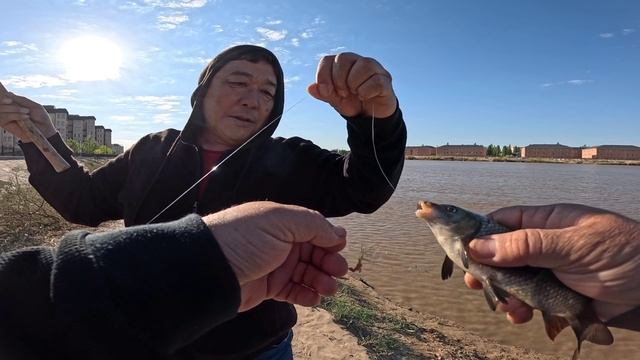 Ловим рыбу на реке Урал. Казахстан город Атырау. смотреть онлайн