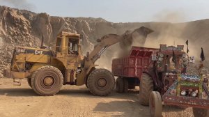 РАБОТАЕТ ПОГРУЗЧИК! Загружает САМОСВАЛ!