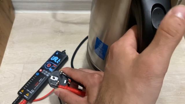 Проверка электрочайника Blackton Bt KT2314S месте с платформой с помощью мультиметра