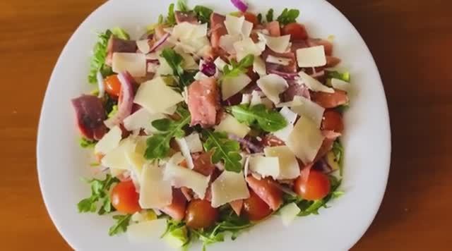 САЛАТ С КРАСНОЙ РЫБОЙ и АВОКАДО в медовой заправке одно наслаждение