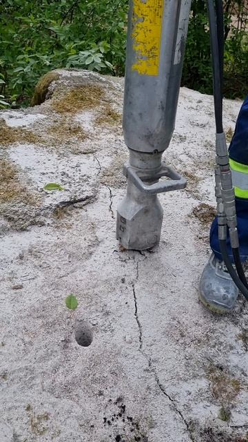 Чем ломают большие камни?
#разрушениевалунов