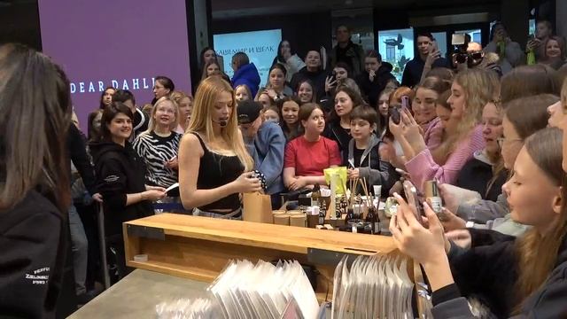 Встреча с Юлей Гаврилиной(Неглинная галерея, Золотое яблоко, 02.05.2025) смотреть онлайн