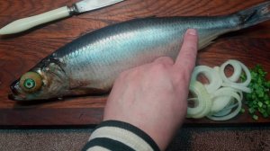 Подводник показал способ как почистить селедку от костей Разделал тысячи рыб, но этот способ не знал