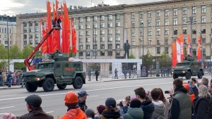 Проезд бронемашин на построение в колонну для репетиции в параде