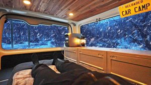 [Метель] Уютный кемпинг в фургоне на берегу реки Глубоко в горах.