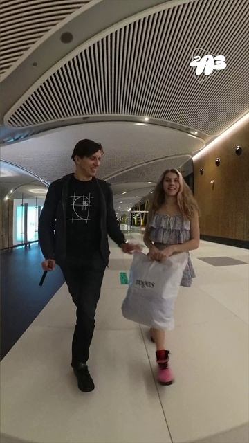 😖 ПАПА устроил БЕЗОБРАЗИЕ в АЭРОПОРТУ! Мы были в ШОКЕ! смотреть онлайн