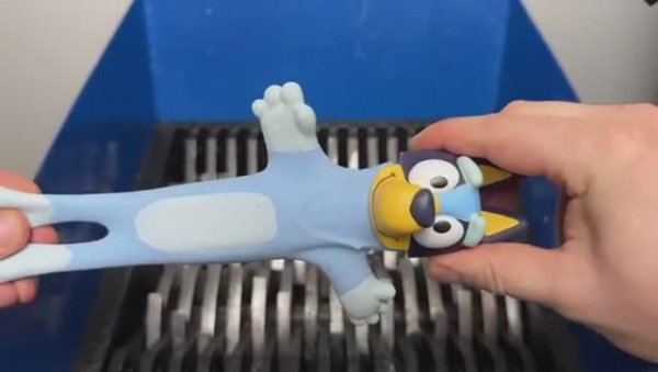 Эластичные игрушки попали под измельчитель что же с ними будет смогут ли они противостоять ?