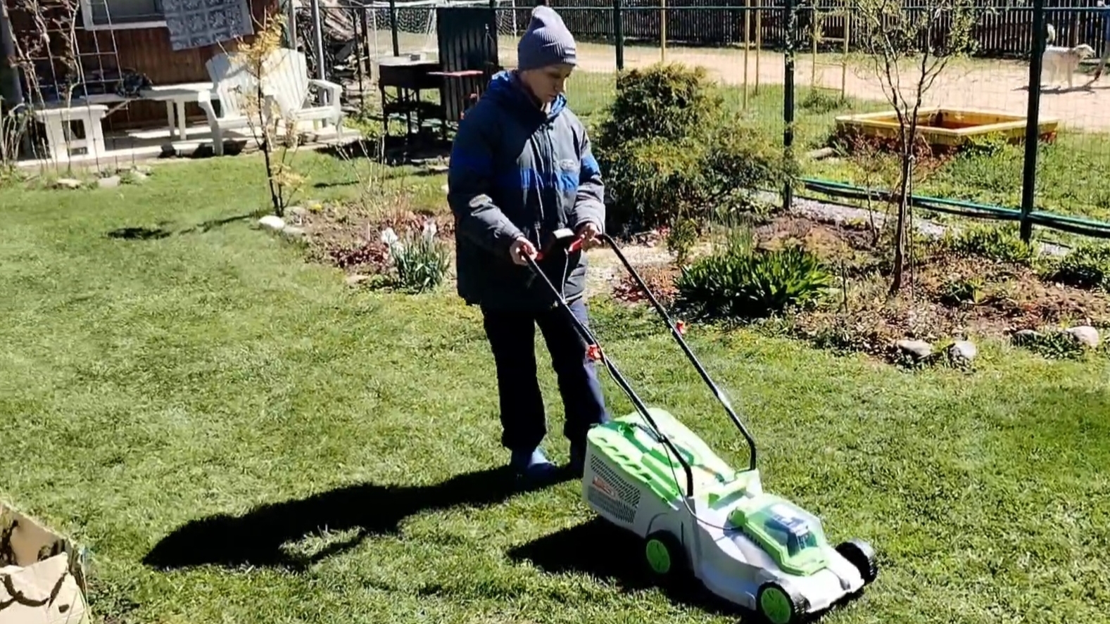 Привезли рассаду, пробуем аккумуляторную газонокасилку. смотреть онлайн