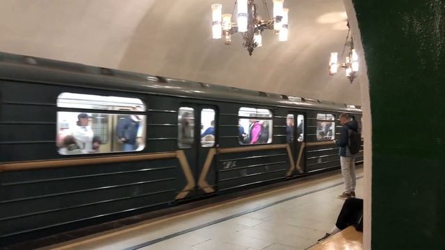 Уходящая эпоха. 81-717.5/714.5 прибывает на станцию ВДНХ смотреть онлайн