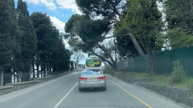 Ялта. От Колоннады вверх, по ул.Коммунаров до Нижнего Таксопарка. 09.04.2025. Крым. Crimea. Yalta. смотреть онлайн