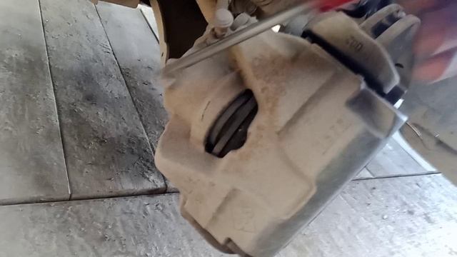 замена передних тормозных колодок renault fluence смотреть онлайн