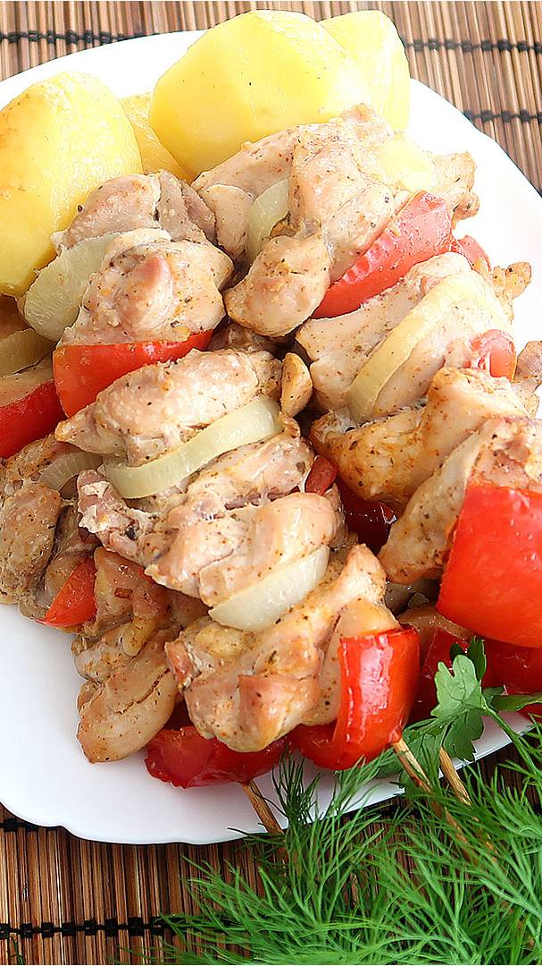 Сочные шашлыки из куриного бедра в духовке в кефирном маринаде