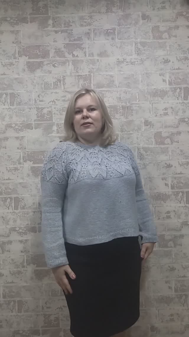 ДЖЕМПЕР С КРУГЛОЙ КОКЕТКОЙ "МОРОЗНЫЕ ЛИСТЬЯ" смотреть онлайн