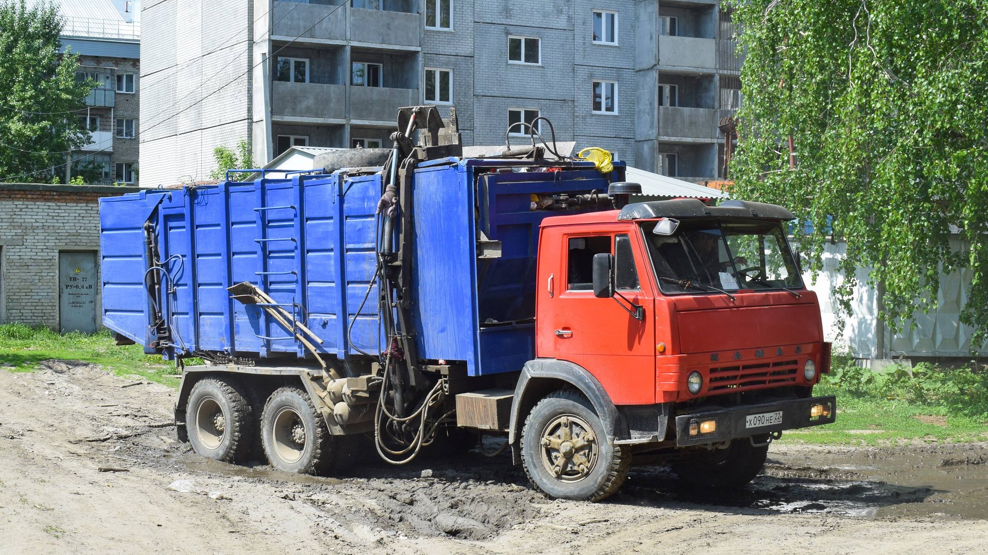 Мусоровоз КО-415А на шасси КамАЗ-53213 (Х 090 НЕ 22). Работа+прессование.