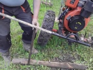 Быстро и легко, заменить колёса на фрезы и наоборот на культиваторе, мотоблоке