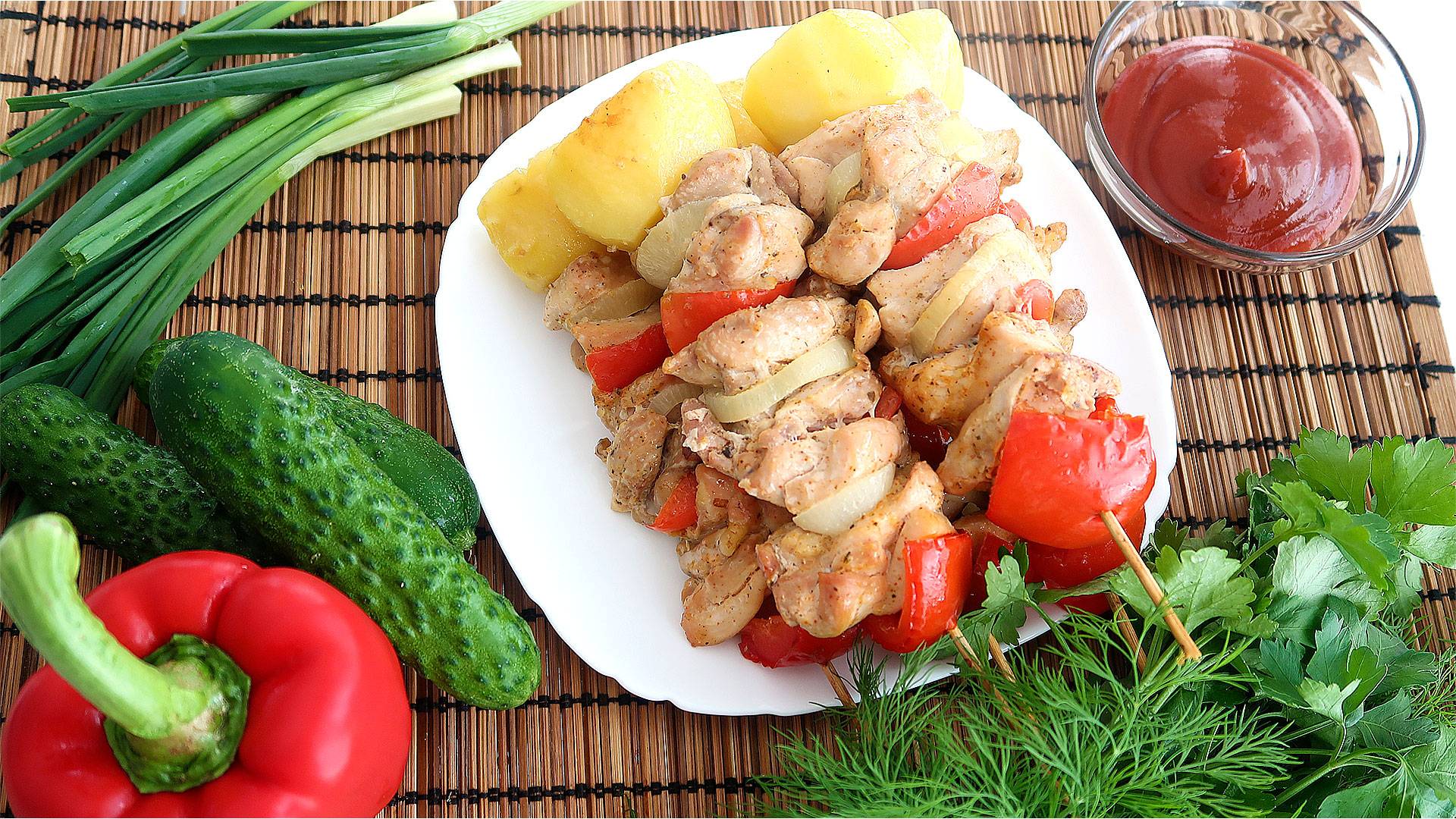 Сочные шашлыки из куриного бедра в духовке в кефирном маринаде