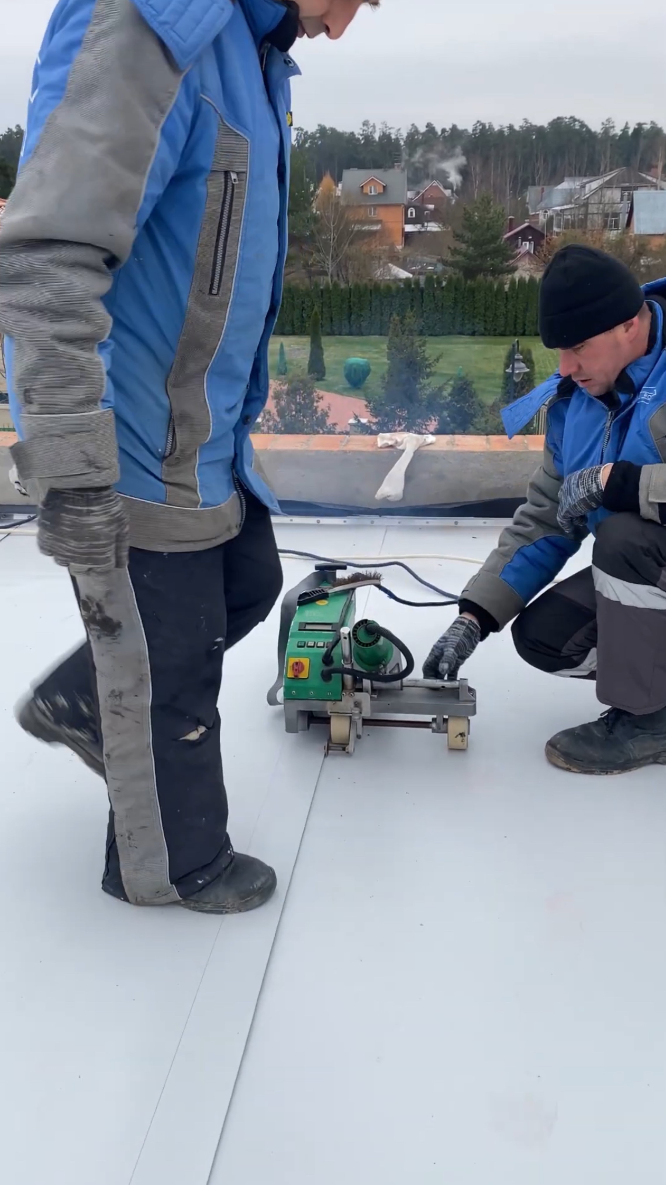 Как монтируем кровлю из ПВХ-мембраны смотреть онлайн