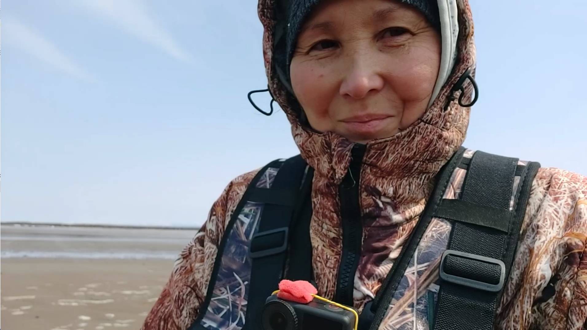 На песчаном берегу копаем моллюски.. смотреть онлайн