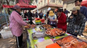 Рынок Куньмина- жареная свинина, хрустящая рыба, лапша с горохом, окорок — насыщенный вкус.