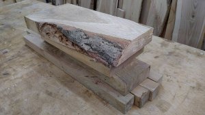 Простой табурет из обрезков старого дуба