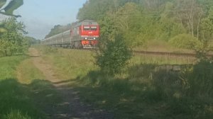едет пассажирский поезд